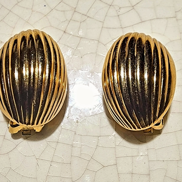 Large oval bombe Ribbed Gold Tone Clip On Earrings Unsigned Lightweight - Picture 6 of 9